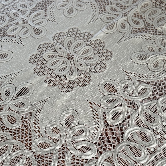 NWOT Elegant White Lace Tablecloth - Picture 5 of 7